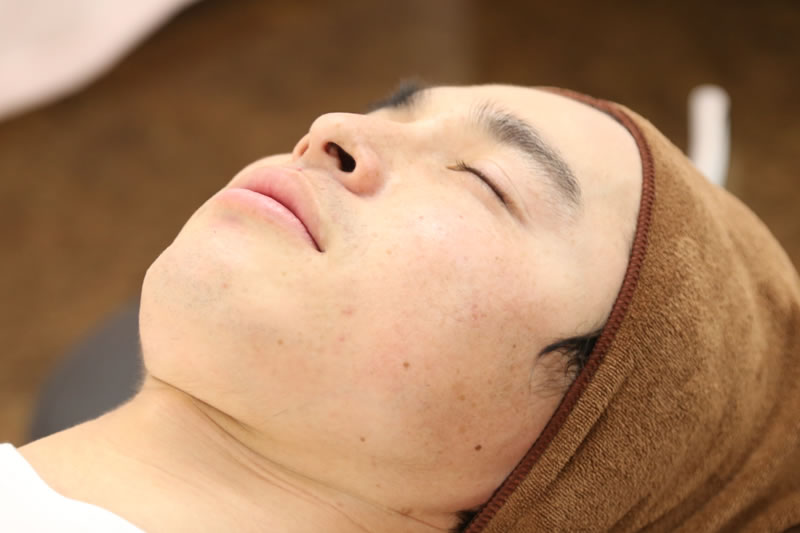 二重の手術をこれから受ける男性