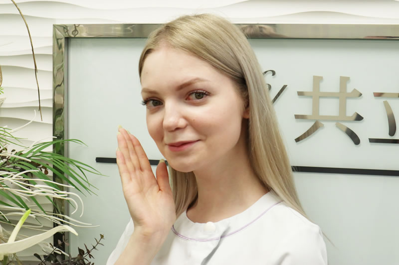 共立美容外科の前で笑顔の医師