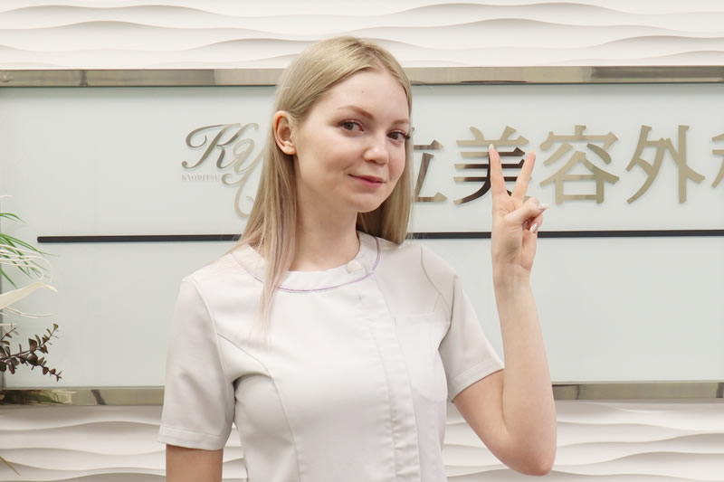 共立美容外科を案内する女性