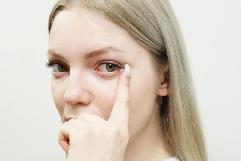 奥目を気にしている看護師