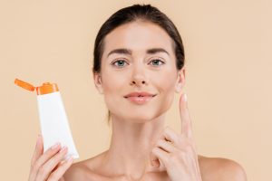 日焼け止めを塗る女性