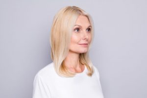 目が大きい50代の女性