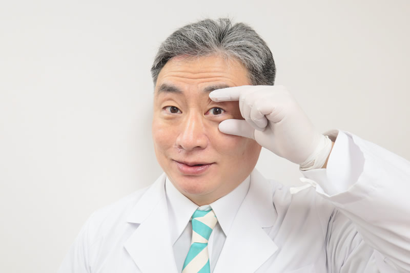 目元の悩みについて解説している美容外科医