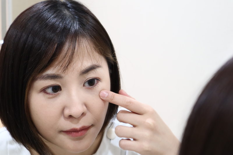 目元をマッサージする女性