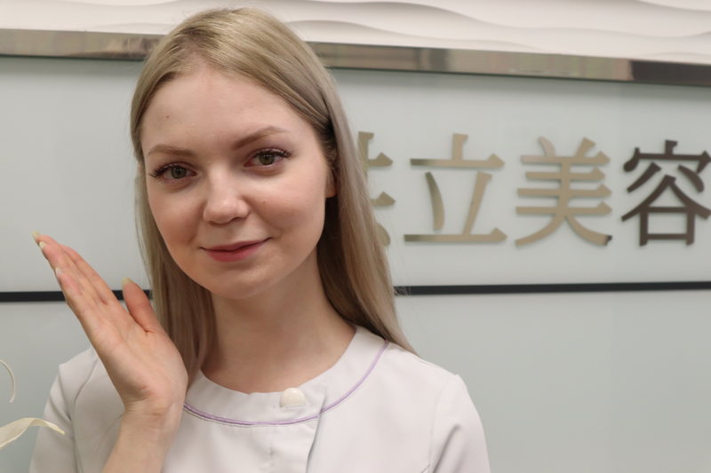 眉下切開のお勧めの人を説明する女性