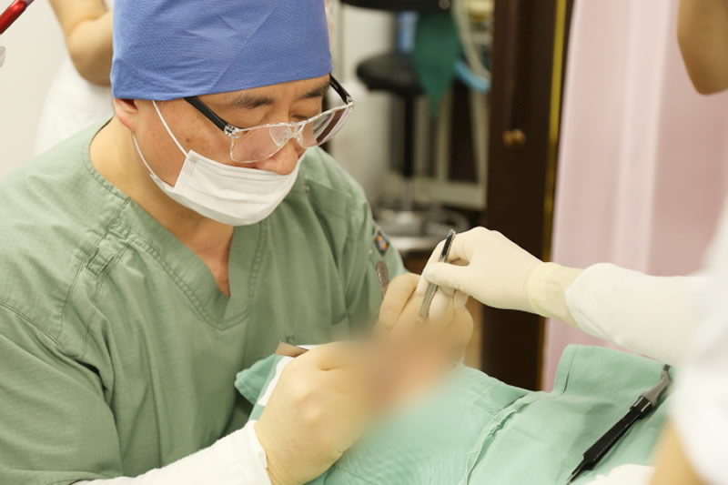 眉毛の下を切開している手術の様子