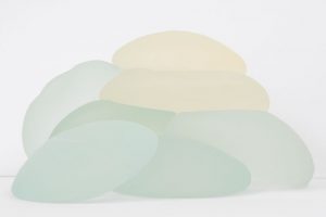 積み上げられた豊胸バッグ