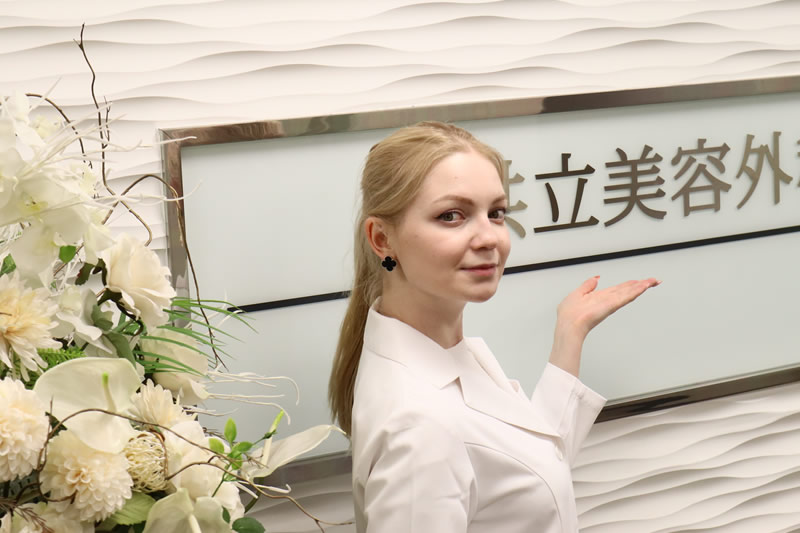 美容外科を案内する女医