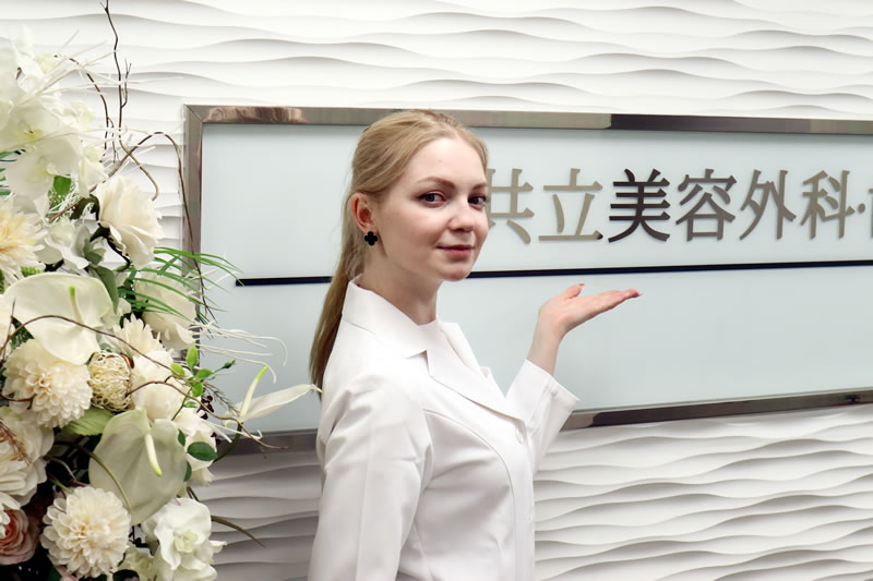 美容外科を案内する看護師