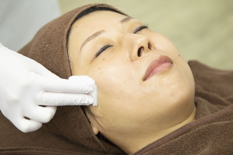 美容皮膚科で美白治療をしているところ