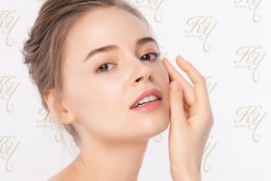 肌が潤っている女性