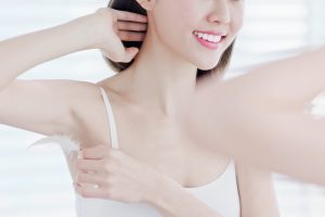 脇を確認している女性