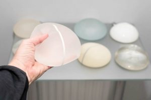 豊胸バッグを手にする女性