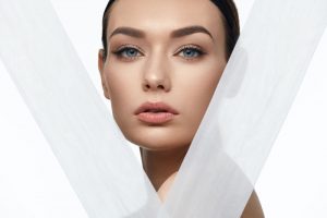 頬が引きあがっている50代の女性