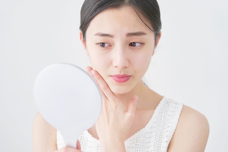 顎のたるみは老け見えの象徴!?原因や表れ方、解消方法をご紹介