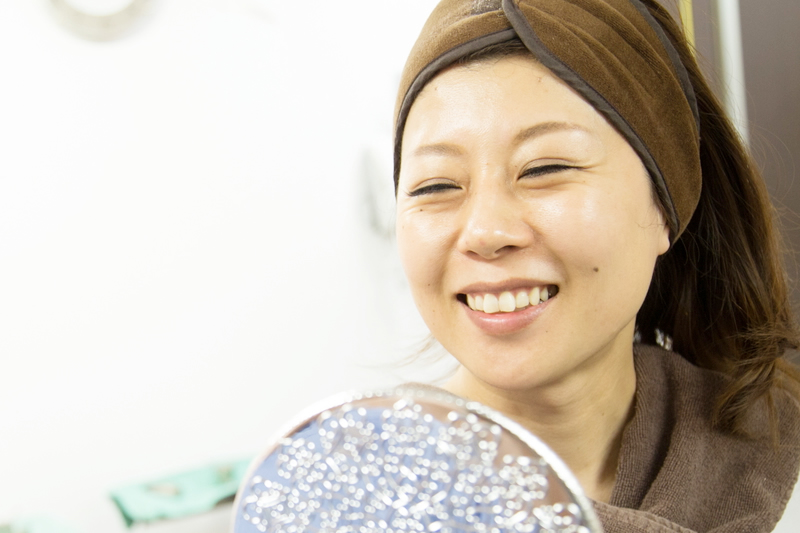 顔痩せの美容整形を受けて喜んでいる女性