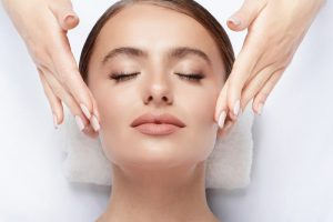 たるみを引き上げている女性