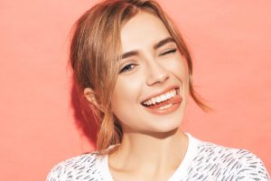 ウインクしている女性