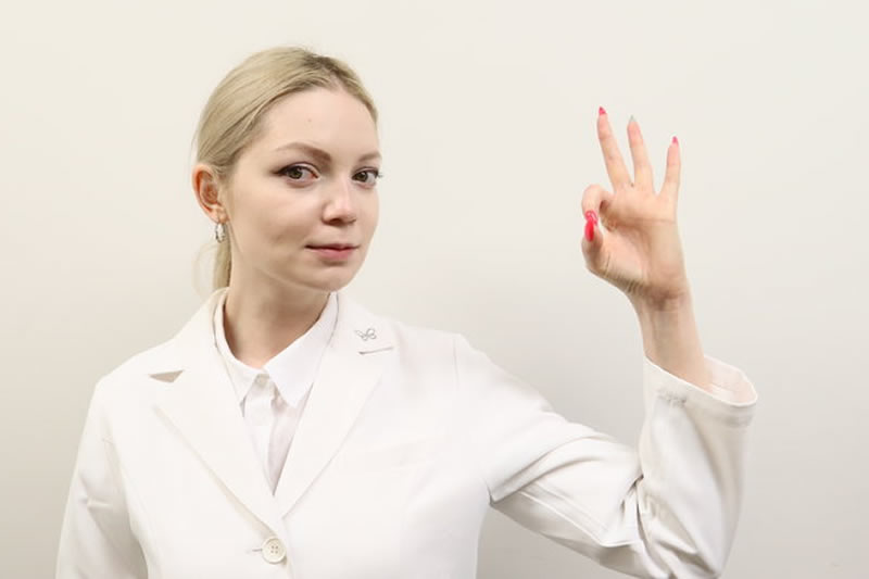 ピーリングを受ける時の注意事項を説明する看護師