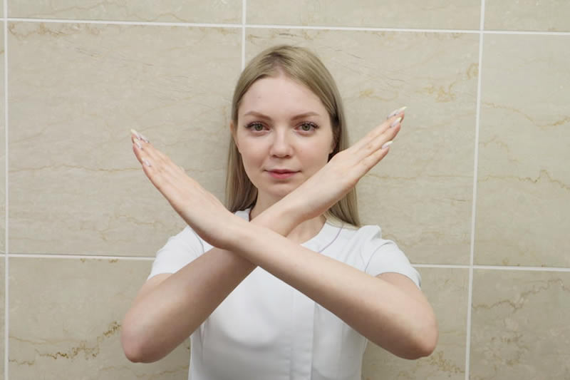 ホワイトニングをしてはいけない人を説明する歯科衛生士