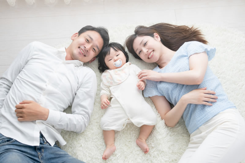 一緒に寝ている仲が良い家族
