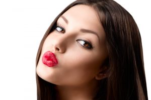 人中が短い女性