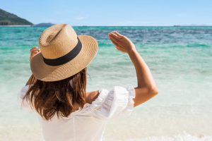 太陽の日差しを避ける女性