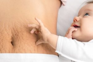 妊娠線を指で指す赤ちゃん