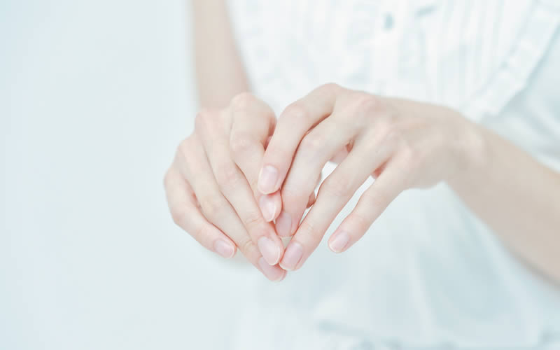 指が綺麗な女性