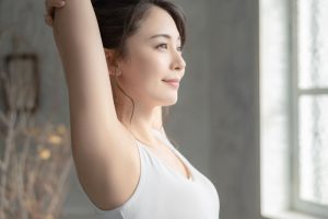 脇が綺麗な女性