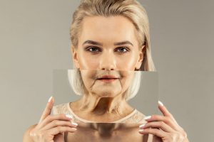 顔の老けている箇所を気にしている女性