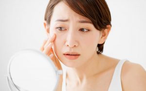 40代で目元を気にしている女性