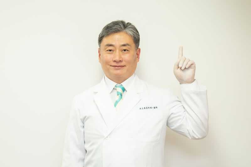 まぶたのたるみや脂肪を解消方法を説明する医師