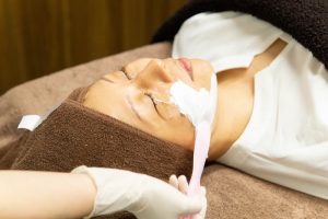 クリーム麻酔を塗っているところ