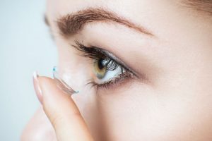 コンタクトレンズをはめようとしているところ