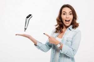 ダーマペンを持っている女性