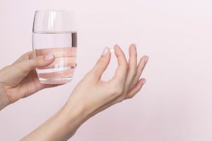 トラネキサム酸の錠剤をつまんでいるところ