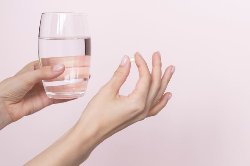 トラネキサム酸の錠剤をつまんでいるところ