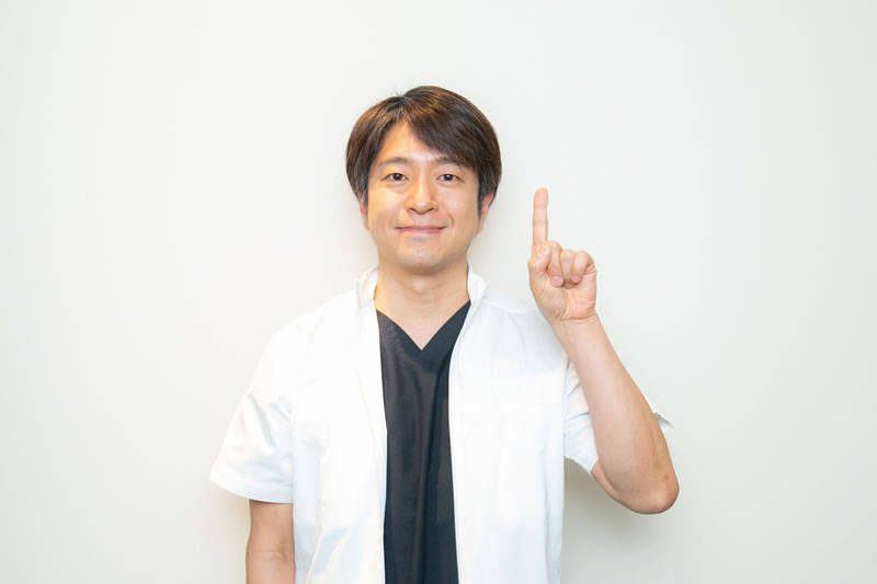 ニキビの状態を説明する医師