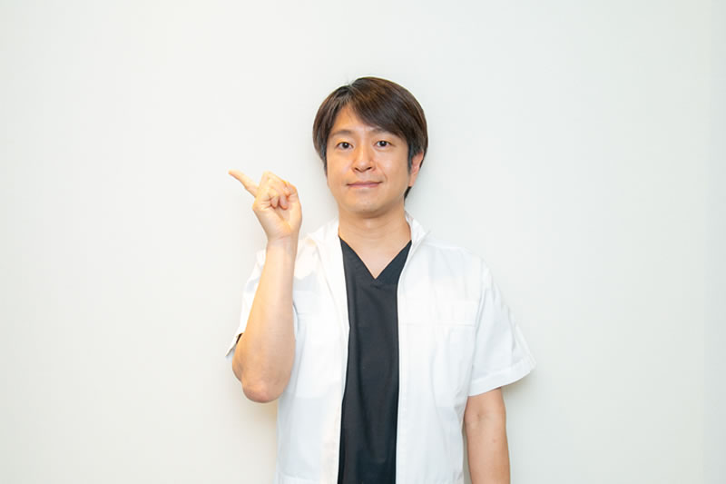ニキビ跡タイプ別治療方法を案内している医師