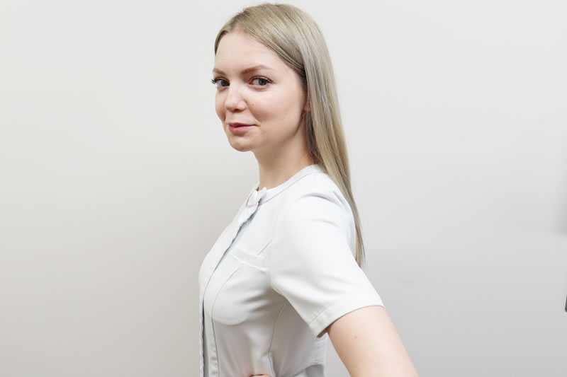 乳房縮小術を受ける前にできることについて解説している看護師