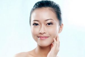 二重のラインが綺麗な女性