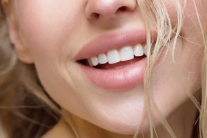 人中が短い女性