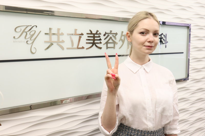 共立美容外科のバンパイアフェイシャルを勧める女性