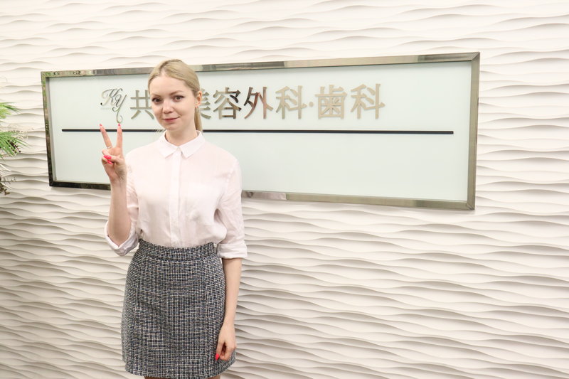 共立美容外科のベルベットスキンを案内する女性