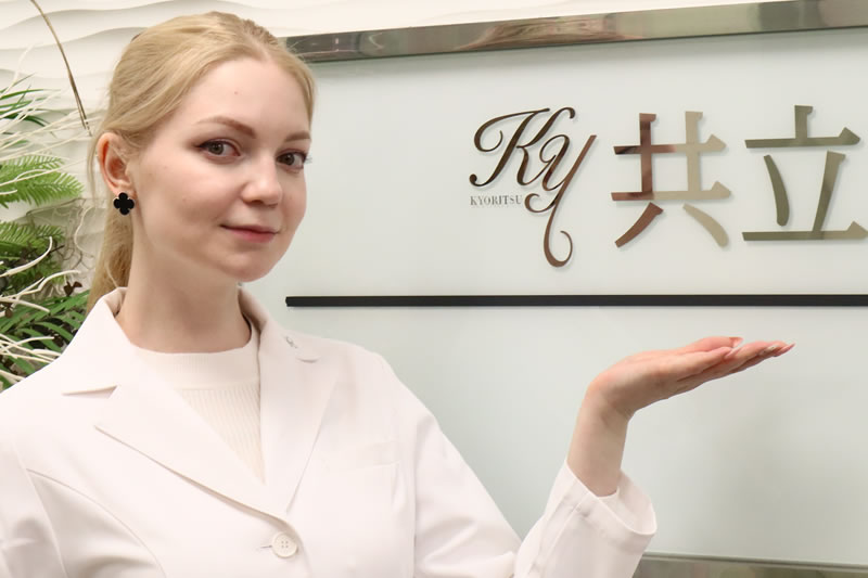 共立美容外科の入り口で患者を案内する看護師