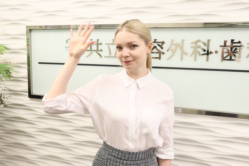 共立美容外科の前に立っている女性
