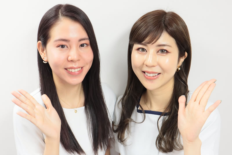 共立美容外科を案内している2人の看護師