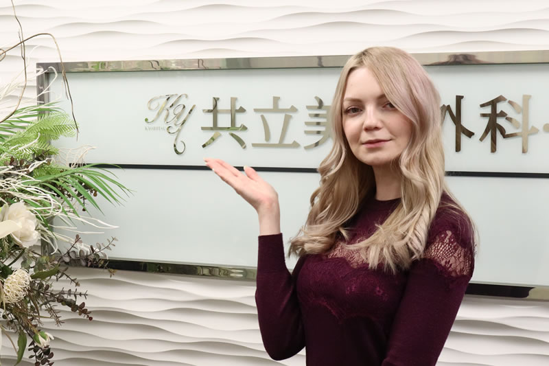共立美容外科を案内している女性