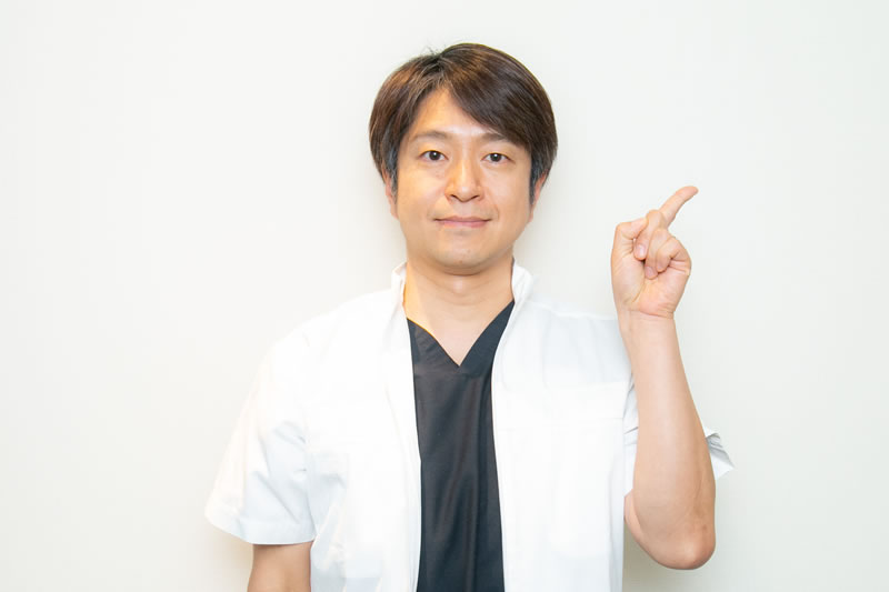 共立美容外科を案内するドクター